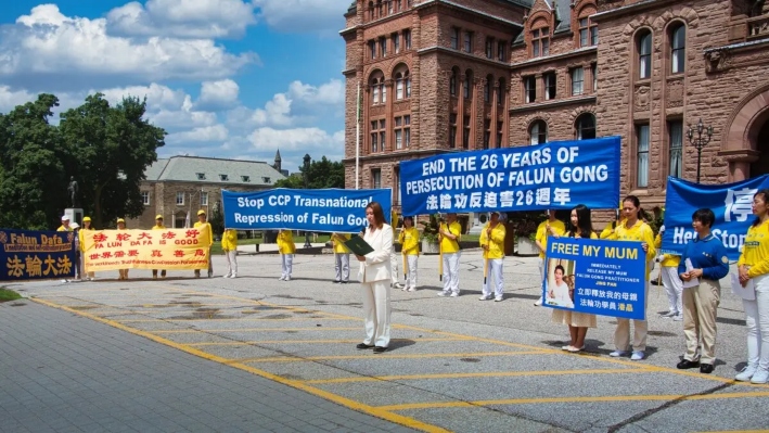 Mandy Yang habla en una manifestación en Queen's Park, en Toronto, durante un acto conmemorativo del 26.° aniversario de la persecución contra Falun Gong, el 13 de julio de 2025. (Jerry Zhang/The Epoch Times)