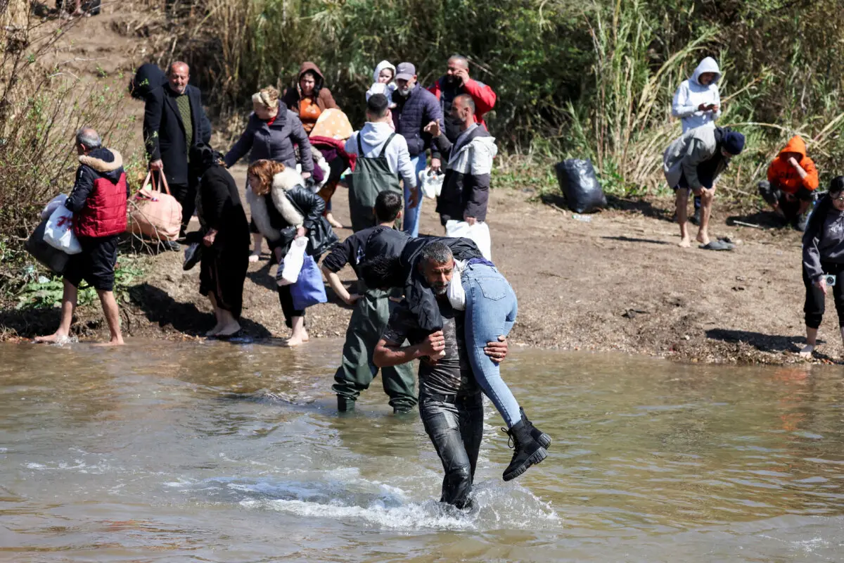Los alauitas intentan cruzar al Líbano tras la matanza masiva de sus correligionarios en el oeste de Siria, el 11 de marzo de 2025. (Mohamed Azakir/Reuters).