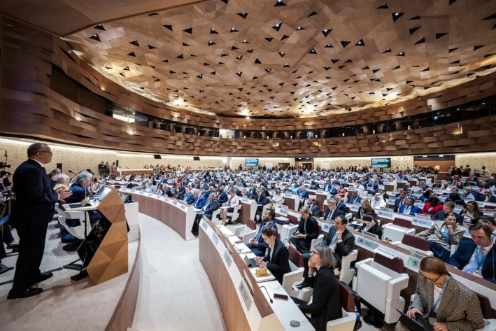 El director general de la Organización Mundial de la Salud, Tedros Adhanom Ghebreyesus (izquierda), presenta su informe ante los delegados durante la 78.° Asamblea Mundial de la Salud, celebrada en Ginebra el 19 de mayo de 2025. Los Estados miembros aprobaron el primer acuerdo mundial sobre pandemias. (Fabrice Coffrini/AFP a través de Getty Images)