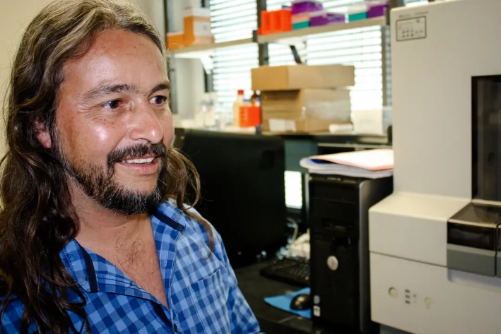 El científico especializado en el VIH Tulio de Oliveira, que desempeñó un papel clave en un estudio pionero en Vulindlela (Sudáfrica), criticó la decisión de Estados Unidos de abandonar la OMS y sugirió que el país debería dar prioridad a la inversión en pandemias y brotes. (Darren Taylor para The Epoch Times)