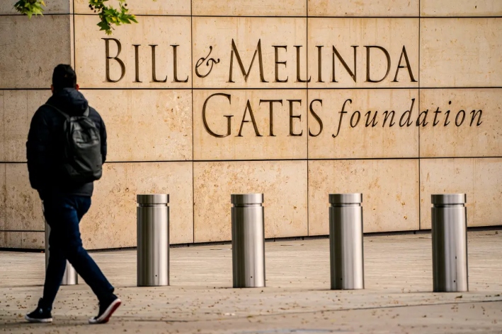Un peatón pasa frente a la Fundación Bill y Melinda Gates en Seattle el 4 de mayo de 2021. La Fundación Gates es el segundo mayor donante de la OMS después de Estados Unidos. Los críticos afirman que la organización ha pasado de promover medidas sanitarias comunitarias, como la nutrición y el saneamiento, a favorecer respuestas a las enfermedades basadas en productos básicos, como las vacunas, impulsadas por una burocracia centralizada. (David Ryder/Getty Images)