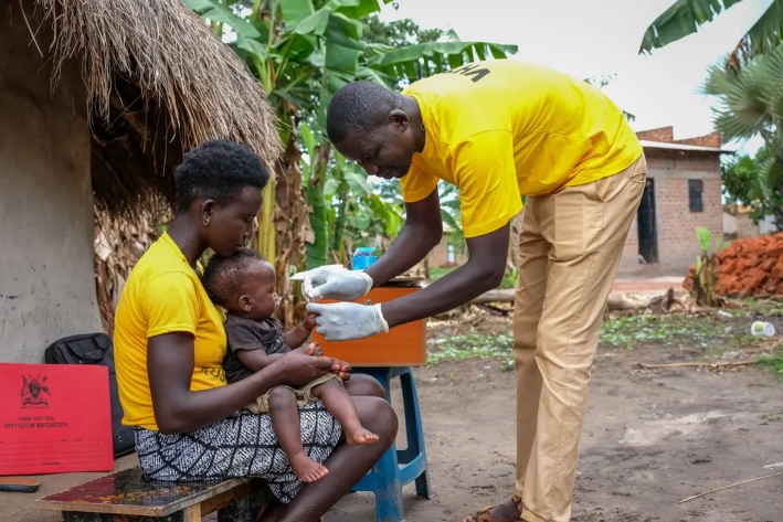 Un funcionario sanitario toma una muestra de sangre a un bebé para realizar una prueba rápida de diagnóstico de la malaria después de informar a los miembros de la comunidad sobre la vacuna contra la malaria en el distrito de Apac, Uganda, el 7 de abril de 2025. La OMS afirma que las enfermedades relacionadas con “la pobreza y la marginación”, como la tuberculosis, el VIH y la malaria, siguen causando más de dos millones de muertes al año. Los críticos afirman que la organización no ha dedicado suficientes recursos para abordar estos problemas. (Hajarah Nalwadda/Getty Images)