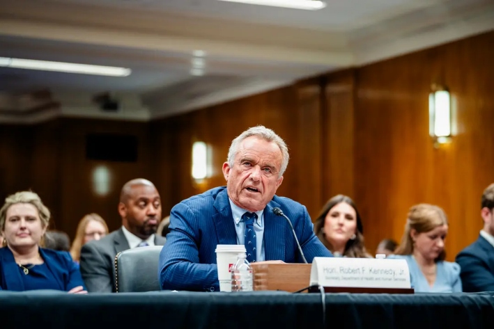 El secretario de Salud, Robert F. Kennedy Jr., testifica ante un subcomité del Senado en el Capitolio, en Washington, el 20 de mayo de 2025. Kennedy criticó recientemente a GAVI por descuidar la seguridad sobre las vacunas y por asociarse con la OMS en iniciativas que, según él, reprimieron las opiniones discrepantes y restringieron la libertad de expresión durante la pandemia. (Madalina Vasiliu/The Epoch Times)