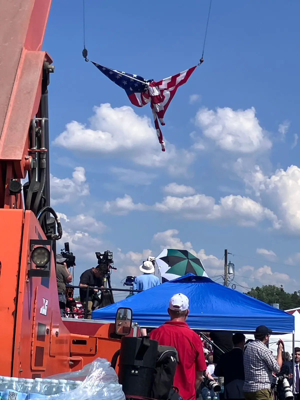 Una bandera estadounidense se retuerce en forma de lo que algunas personas vieron como un ángel, unas dos horas antes del intento de asesinato del expresidente Donald Trump en Butler, Pensilvania, el 13 de julio de 2024. (Janice Hisle/The Epoch Times)