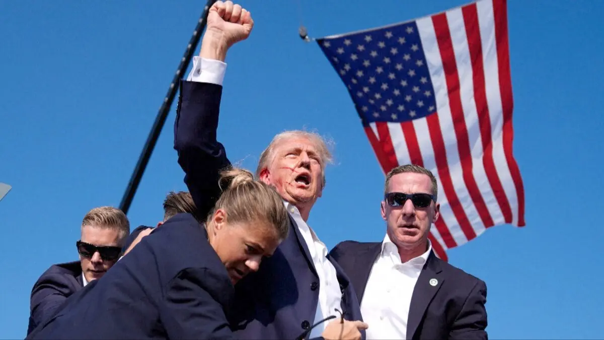 El entonces candidato presidencial Donald Trump tras recibir un disparo en la oreja en un intento de asesinato en Butler, Pensilvania, el 13 de julio de 2024. (AP)