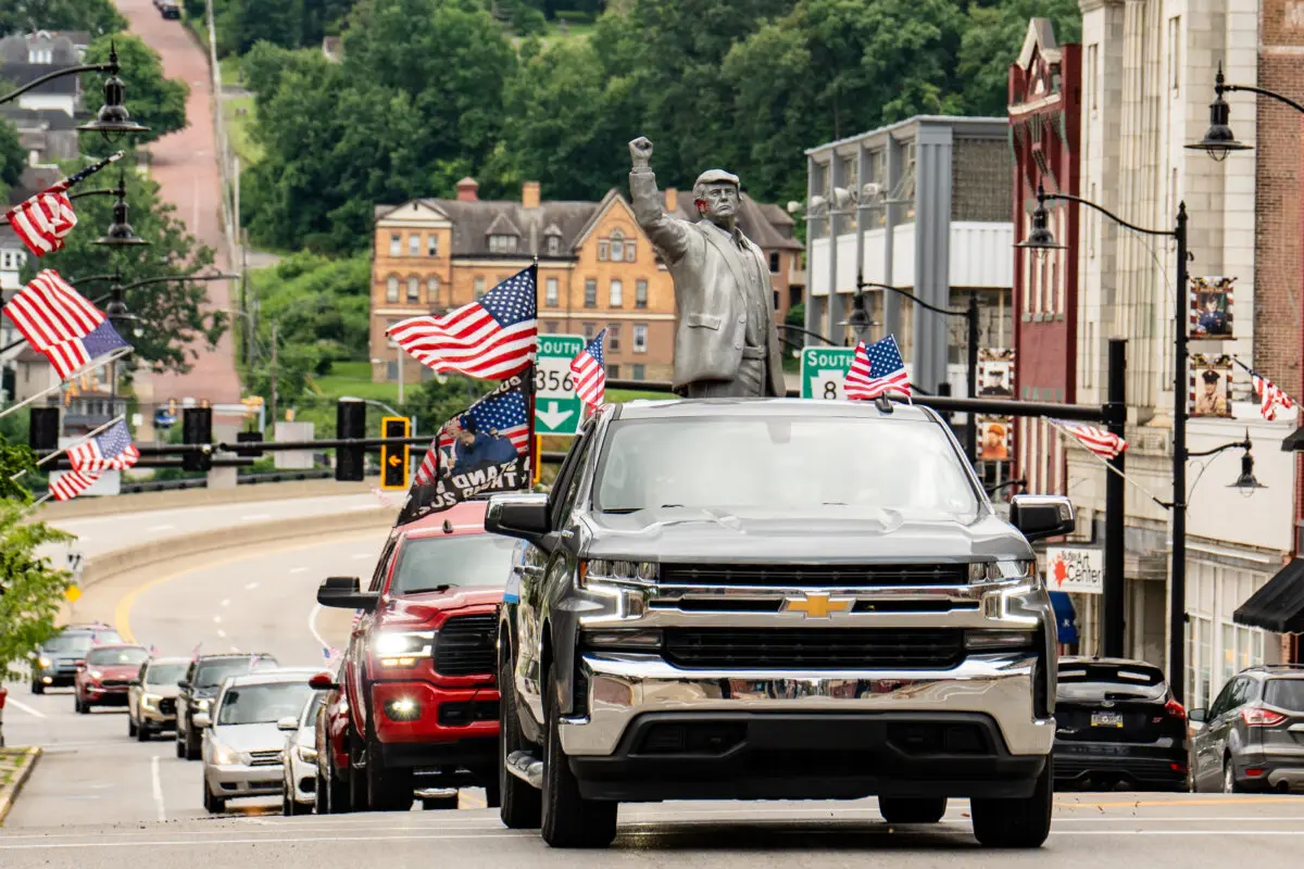 Una caravana transporta una escultura del presidente Donald Trump, basada en su supervivencia a un intento de asesinato el año anterior en su mitin de campaña en Butler, Pensilvania, el 13 de julio de 2025. (Samira Bouaou/The Epoch Times)