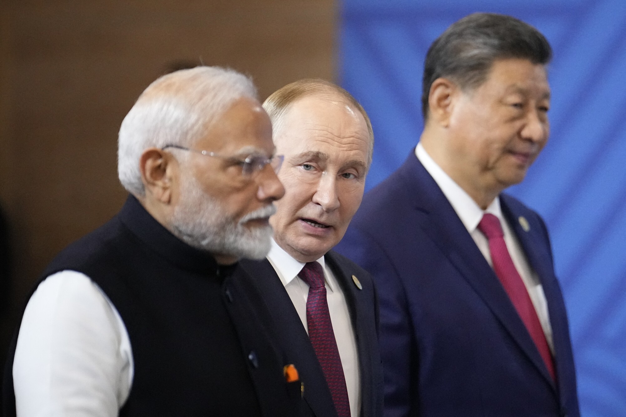 El primer ministro indio, Narendra Modi, el presidente ruso, Vladimir Putin, y el presidente chino, Xi Jinping, durante la cumbre del BRICS celebrada en Kazán el 23 de octubre de 2024. (Foto de ALEXANDER ZEMLIANICHENKO/POOL/AFP a través de Getty Images)