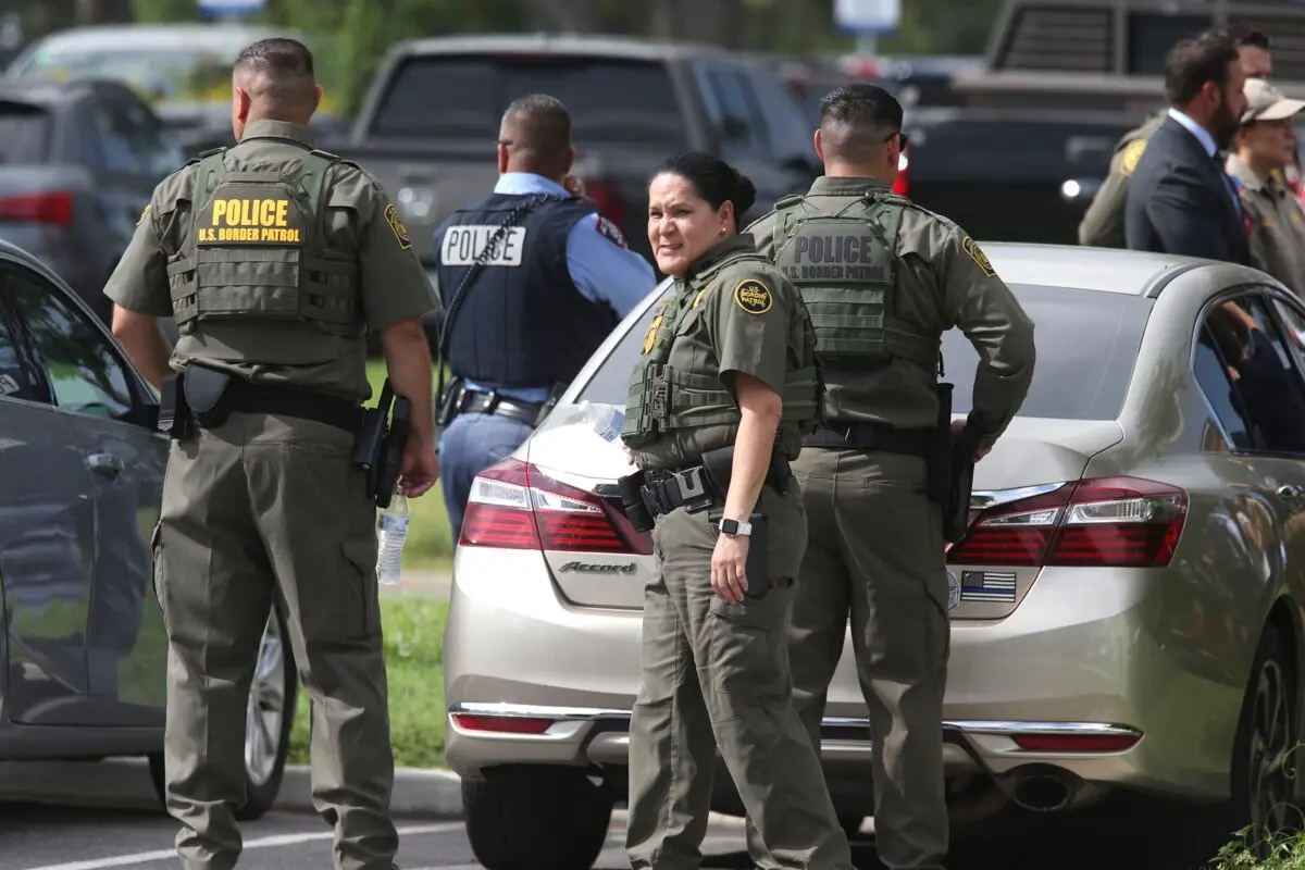 Agentes de las fuerzas policiales en el anexo del sector de la Patrulla Fronteriza del Valle del Río Grande, en McAllen (Texas), el 7 de julio de 2025. (Delcia Lopez/The Monitor vía AP)