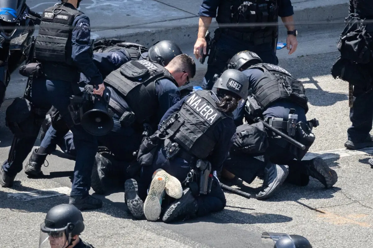 Agentes de policía detienen a un hombre en Los Ángeles el 8 de junio de 2025. (John Fredricks/The Epoch Times)