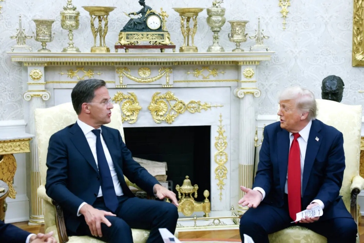 El presidente Donald Trump (derecha) se reúne con el secretario general de la OTAN, Mark Rutte, en el Despacho Oval de la Casa Blanca, en Washington, el 14 de julio de 2025. (Kevin Dietsch/Getty Images)