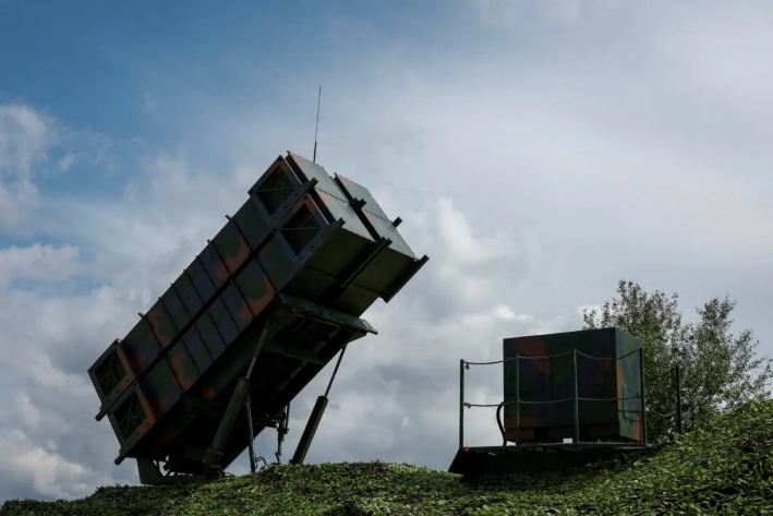 Un lanzador del sistema de defensa aérea Patriot de las Fuerzas Aéreas de Ucrania durante el ataque de Rusia a Ucrania, en un lugar no revelado, el 4 de agosto de 2024. (Valentyn Ogirenko/Reuters)