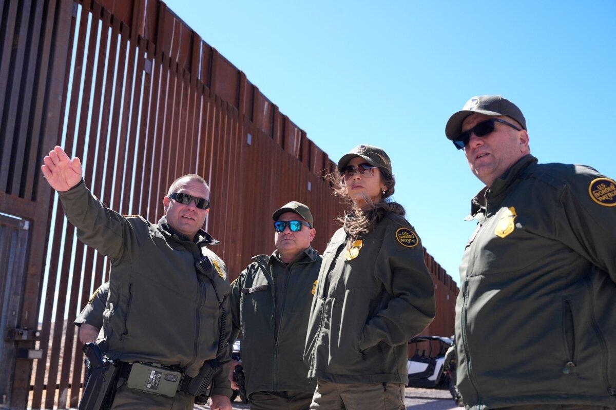 La secretaria de Seguridad Nacional, Kristi Noem (2.ª por la derecha), durante una visita a la valla fronteriza de Nogales, en el puerto de entrada de Mariposa, en Nogales (Arizona), el 15 de marzo de 2025. (Alex Brandon/AFP a través de Getty Images)