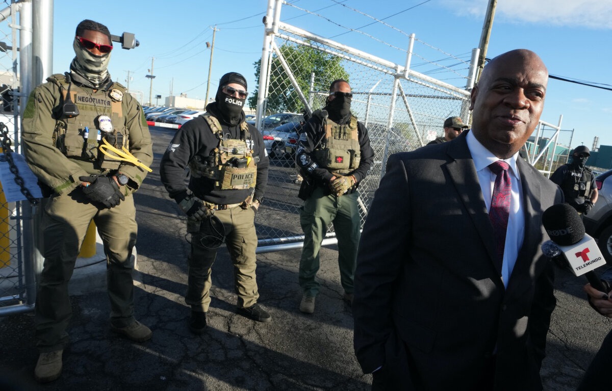 El alcalde Ras Baraka de Newark habla con la prensa cerca de agentes del ICE en una manifestación frente a un centro de detención de inmigrantes en Elizabeth, Nueva Jersey, el 7 de mayo de 2025. (Timothy A. Clary/AFP vía Getty Images).