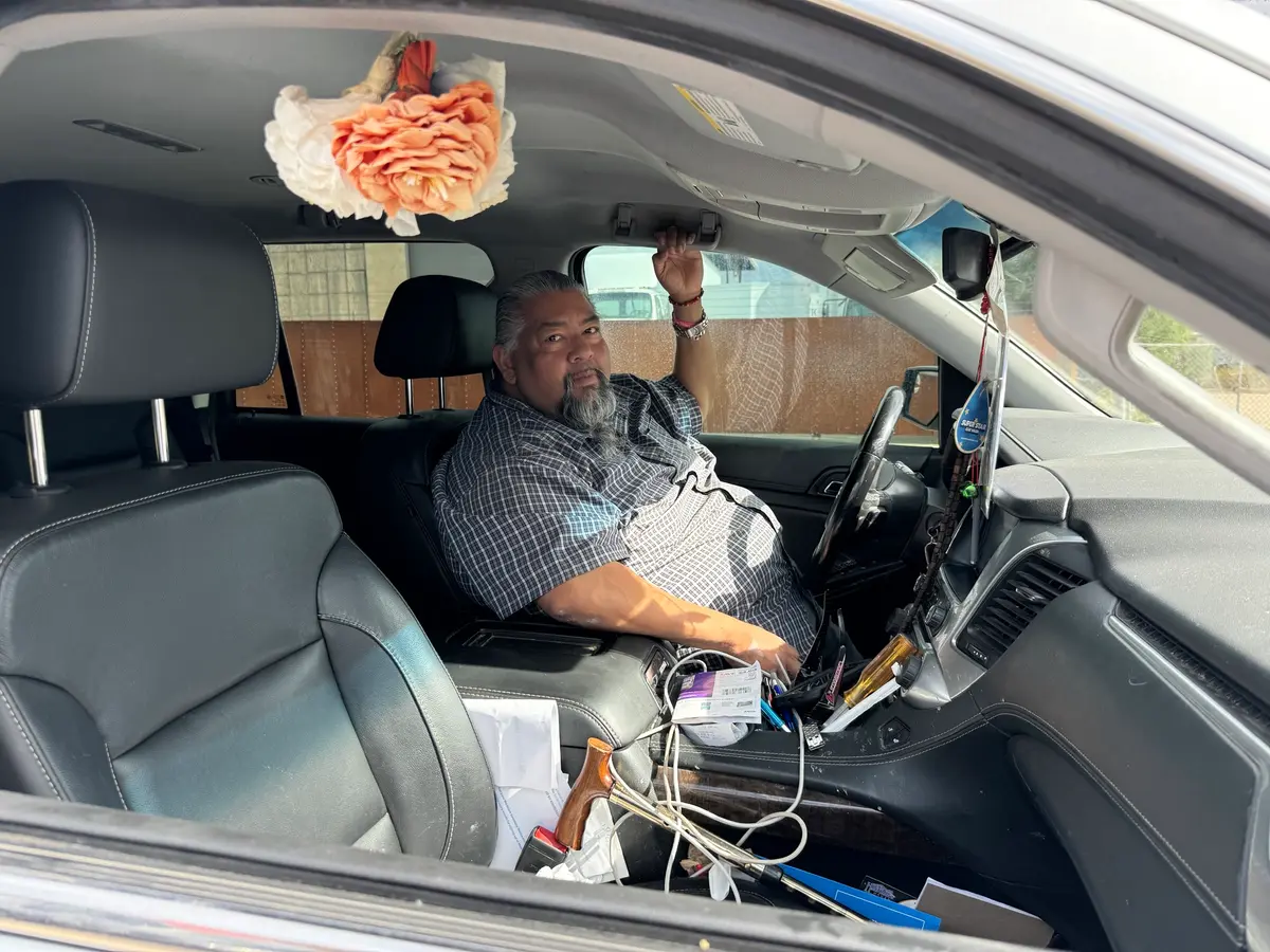 Francisco Muñoz, votante tribal, aparece en la foto mientras se aleja en su coche de un colegio electoral tras votar el 15 de julio de 2025 en South Tucson, Arizona. (Arjun Singh/The Epoch Times)