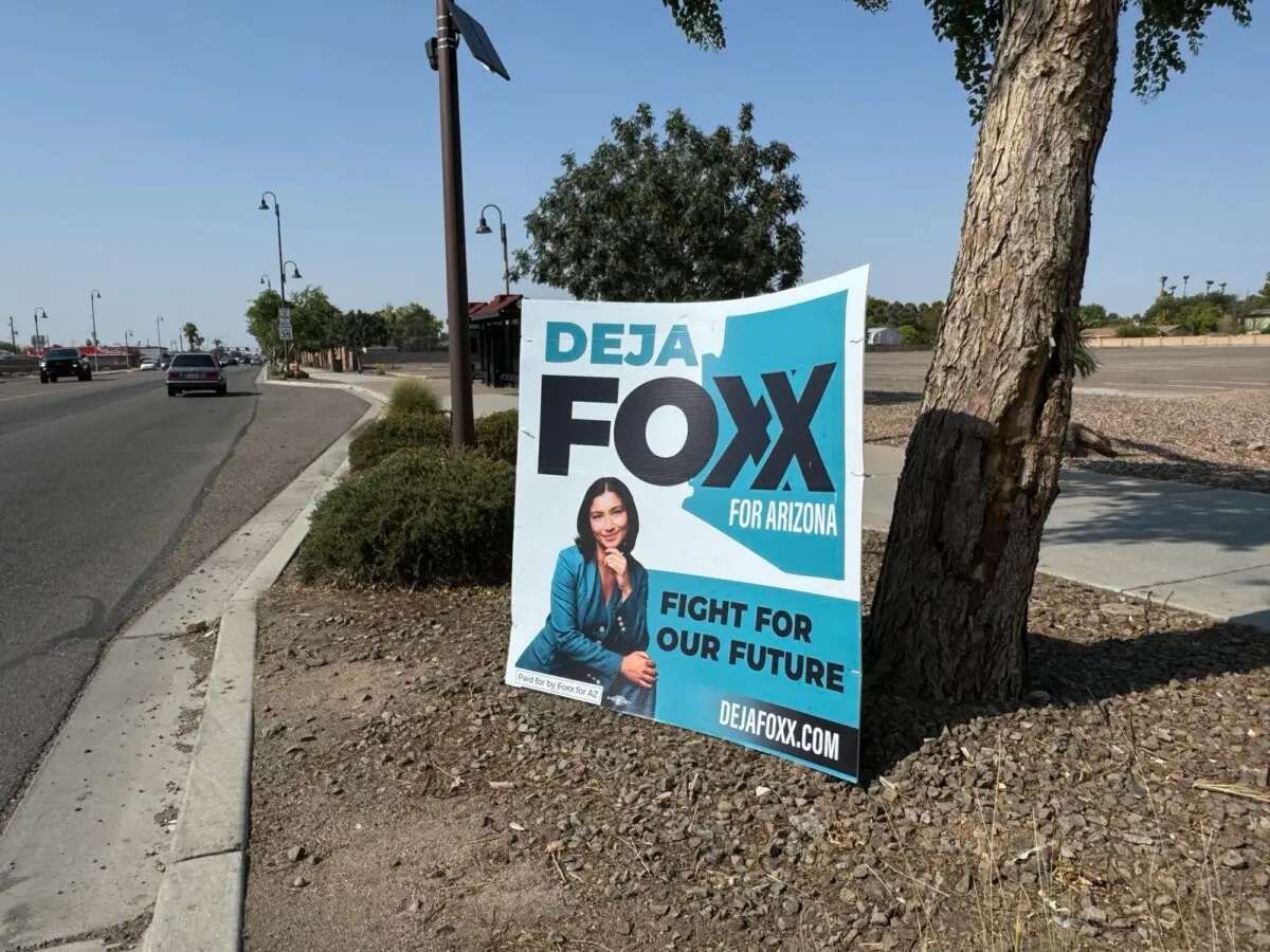 Un cartel de la campaña de Deja Foxx colocado en una calle pública del condado de Maricopa, Arizona, el 14 de julio de 2025. (Arjun Singh/The Epoch Times)