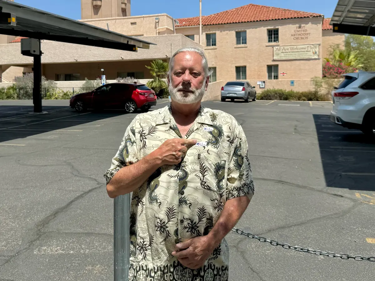 Kelly Smith, votante en Tucson, Arizona, muestra su pegatina "Yo voté" después de emitir su voto en la Primera Iglesia Metodista Unida el 15 de julio de 2025. (Arjun Singh/The Epoch Times)