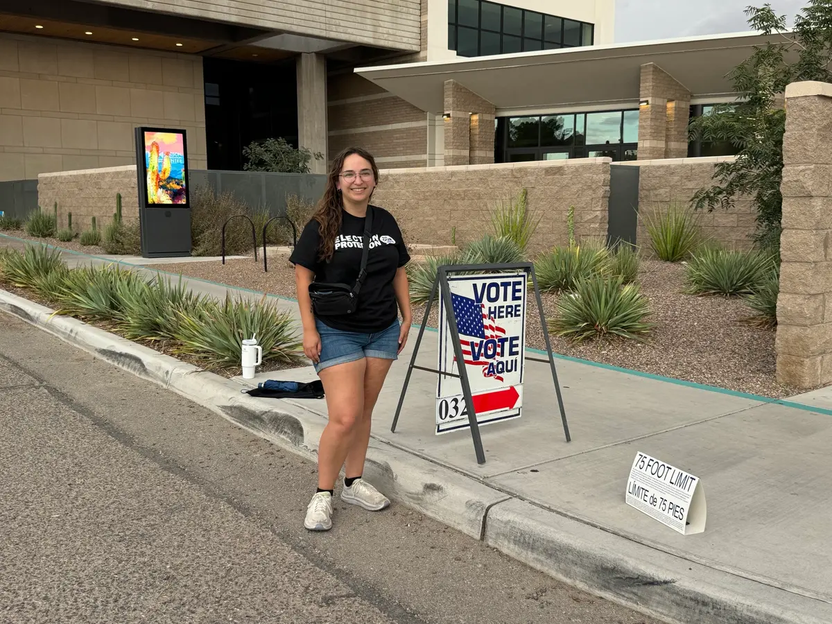 Miranda López, votante del condado de Pima, frente al Centro de Convenciones de Tucson durante las elecciones primarias especiales del 15 de julio de 2025. (Arjun Singh/The Epoch Times)