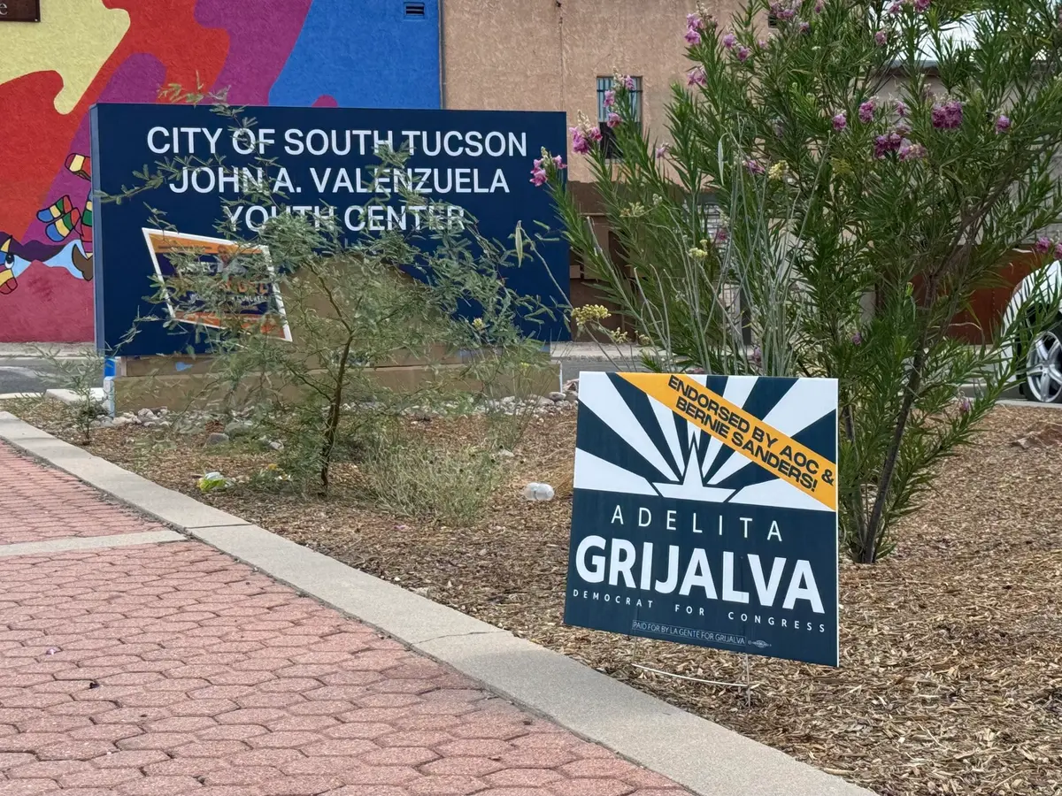 Un cartel de campaña de Adelita Grijalva colocado fuera de un centro electoral en South Tucson, Arizona, el 15 de julio de 2025. (Arjun Singh/The Epoch Times)
