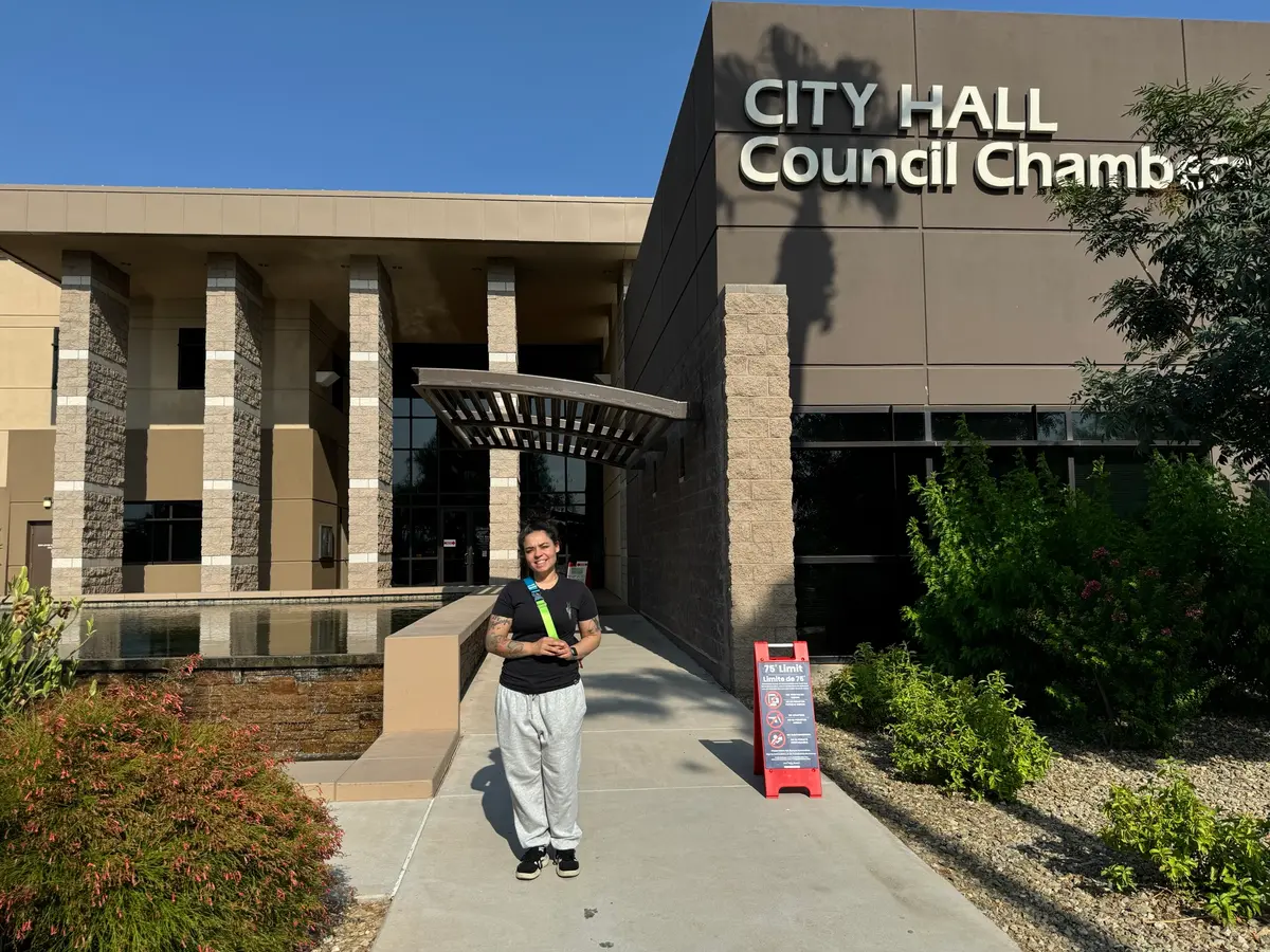 Danielle Wellborn, votante del condado de Maricopa, frente al ayuntamiento de Avondale tras depositar los votos por correo de ella y sus hijos el 14 de julio de 2025. (Arjun Singh/The Epoch Times)