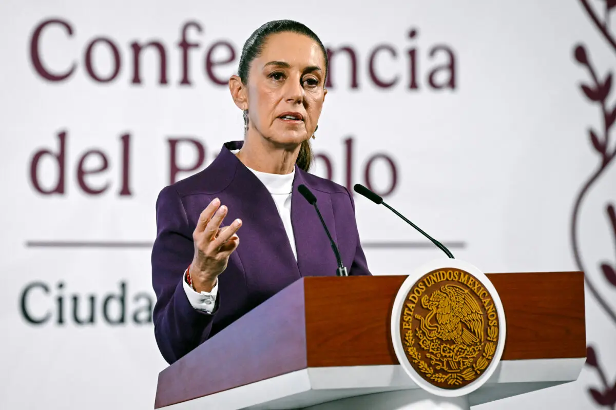 La presidenta mexicana Claudia Sheinbaum anuncia aranceles de represalia contra Estados Unidos en el Palacio Nacional de Ciudad de México el 4 de marzo de 2025. (Alfredo Estrella/AFP a través de Getty Images)