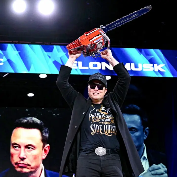 Elon Musk sostiene una motosierra durante la Conferencia de Acción Política Conservadora (CPAC) anual en el Gaylord National Resort & Convention Center de National Harbor, en Oxon Hill (Maryland), el 20 de febrero de 2025. (Saul Loeb/AFP)