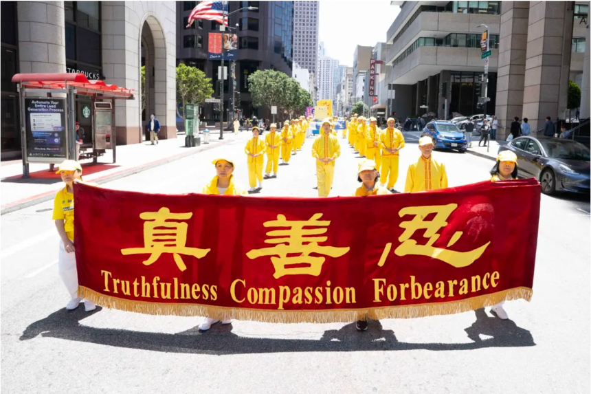 Los practicantes de Falun Gong marchan en un desfile en San Francisco el 12 de julio de 2025. (Gary Wang/The Epoch Times)