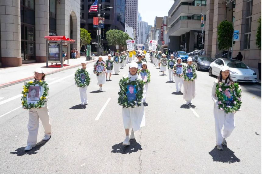 Practicantes de Falun Gong sostienen fotos de víctimas perseguidas mientras marchan en un desfile en San Francisco el 12 de julio de 2025. (Gary Wang/The Epoch Times)