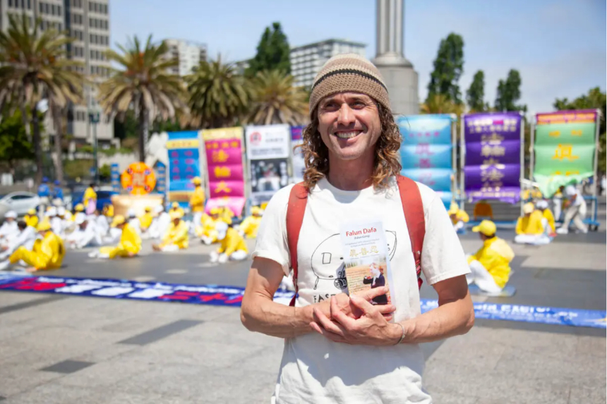 Scotty Collin, residente de Ferndale y ebanista, en Harry Bridges Plaza el 12 de julio de 2025. (Lear Zhou/The Epoch Times)