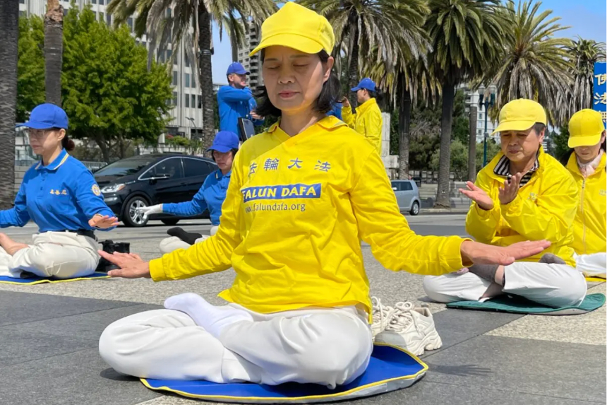 La practicante de Falun Gong Yaoxu Liu, superviviente de torturas, medita en la plaza Harry Bridges el 12 de julio de 2025. (Belinda Yu/The Epoch Times)