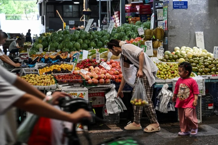 Una cliente compra fruta en un mercado mayorista de Shanghái, China, el 14 de julio de 2025. (Héctor Retamal/AFP a través de Getty Images)