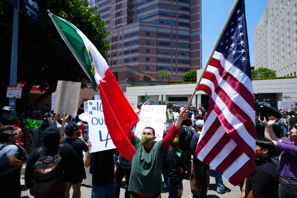 Manifestantes se reúnen contra las operaciones del Servicio de Inmigración y Control de Aduanas en Los Ángeles el 10 de junio de 2025. (Damian Dovarganes/AP Photo).