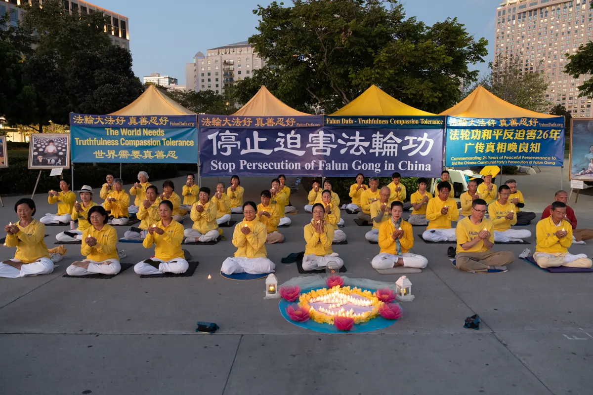 Practicantes de Falun Gong encienden velas en memoria de las vidas perdidas durante 26 años de persecución. (Cortesía de la Asociación de Falun Dafa de San Diego).
