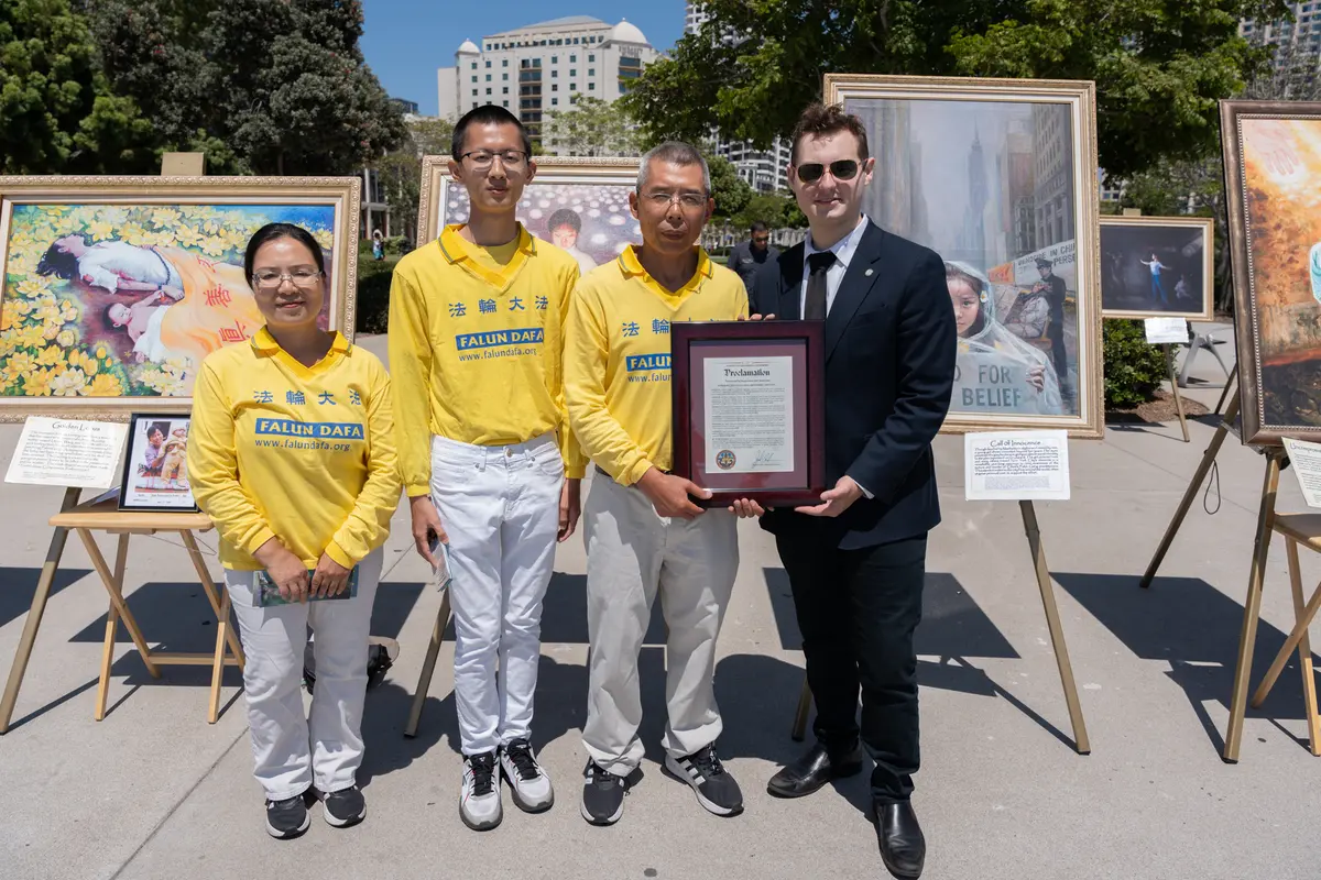 (De izq. a der.) Deng Yi, Philip Zhu, Wang Hongfa y Nathaniel Harris, representante comunitario de la oficina del supervisor Joel Anderson. Cortesía de la Asociación de Falun Dafa de San Diego .