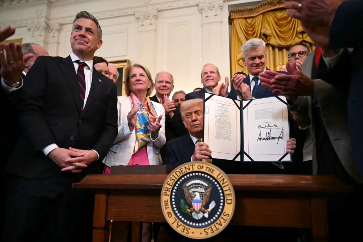 El presidente Donald Trump sostiene la "Ley para detener todo el tráfico letal de fentanilo", que endurece las penas de prisión para los traficantes de fentanilo, tras firmarla en el Salón Este de la Casa Blanca el 16 de julio de 2025. (Andrew Caballero-Reynolds/AFP a través de Getty Images)