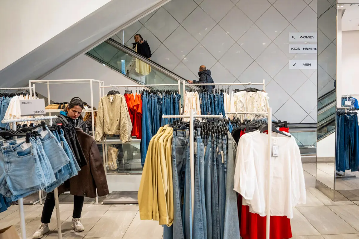 La gente compra en una tienda minorista en la ciudad de Nueva York el 21 de marzo de 2025. (Samira Bouaou/The Epoch Times)