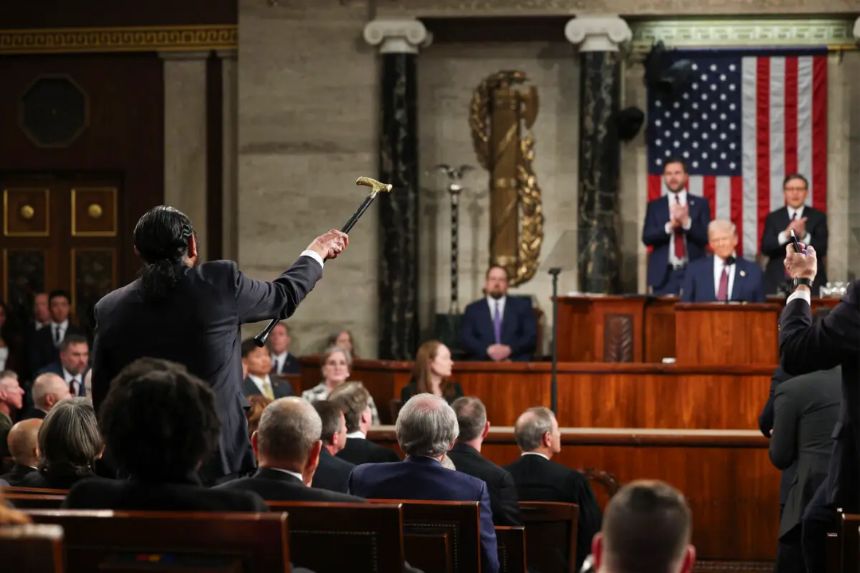 El representante Al Green (D-Texas) (izquierda) grita mientras el presidente Donald Trump se dirige a una sesión conjunta del Congreso en el Capitolio, en Washington, el 4 de marzo de 2025. (Win McNamee/Pool Photo vía AP)