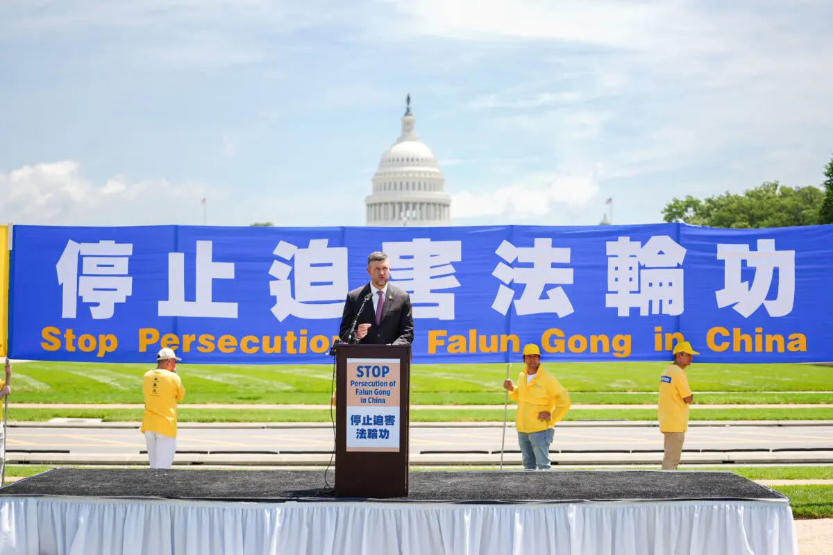 El congresista Pat Ryan (D-NY-18) habla durante una manifestación de Falun Dafa en la que se pide el fin de los 26 años de persecución del Falun Gong por parte del Partido Comunista Chino en China, en el National Mall de Washington, el 17 de julio de 2025. (Madalina Kilroy/The Epoch Times)
