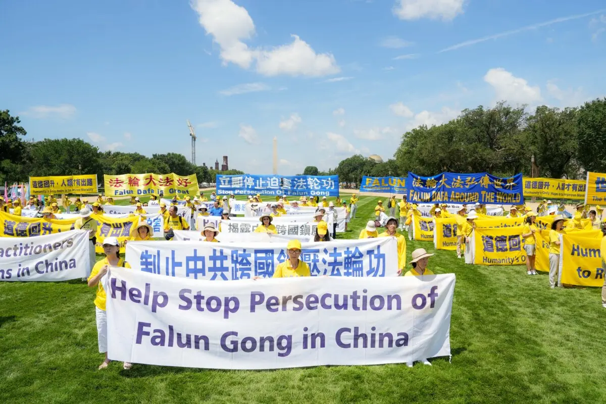 Practicantes de Falun Gong se reúnen para una manifestación anual en la que piden el fin de la persecución del Partido Comunista Chino contra Falun Gong en China, en el National Mall de Washington, el 17 de julio de 2025. (Samira Bouaou/The Epoch Times)
