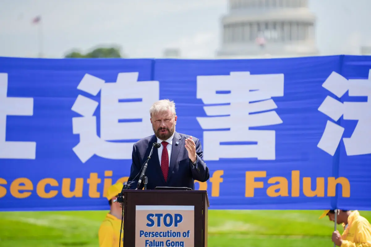 Greg Scarlatoiu, presidente y director ejecutivo del Comité para los Derechos Humanos en Corea del Norte, habla durante una manifestación de Falun Gong en la que se pide el fin de los 26 años de persecución del Partido Comunista Chino contra Falun Gong en China, en el National Mall de Washington, el 17 de julio de 2025. (Madalina Kilroy/The Epoch Times)