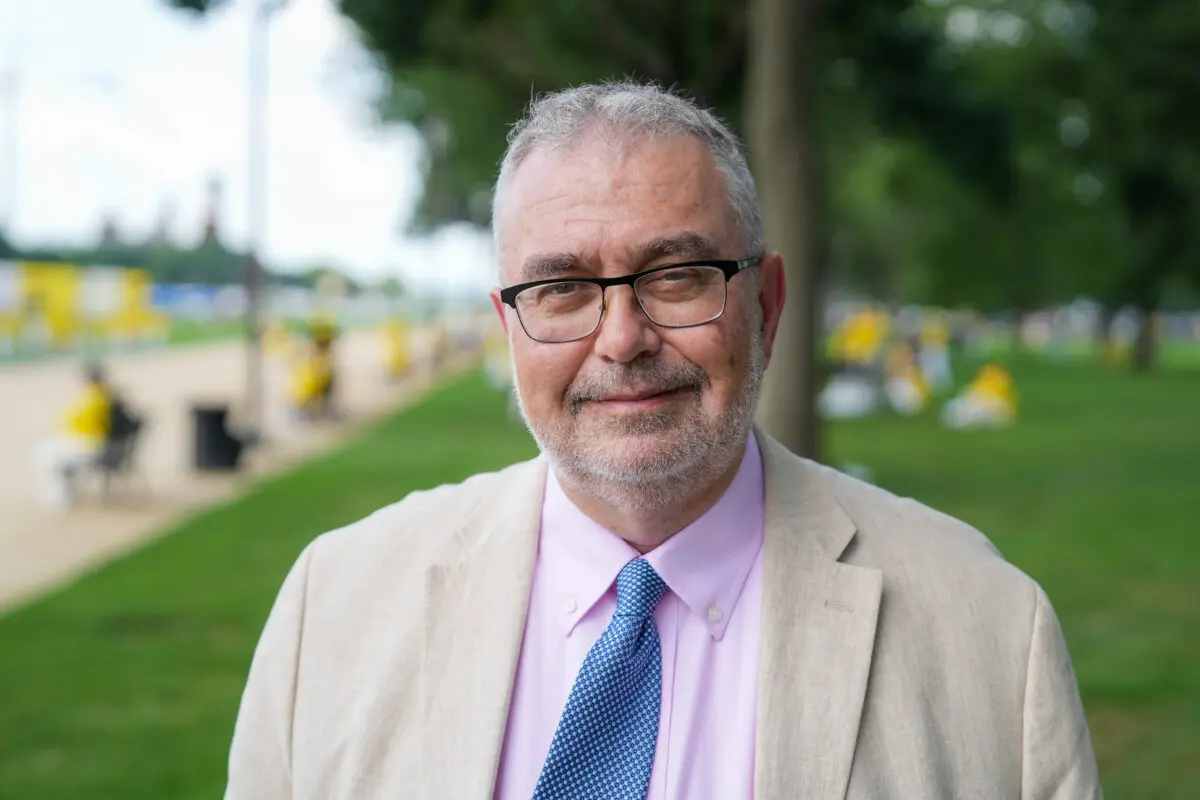 Piero Tozzi, director de personal de la Comisión Ejecutiva del Congreso sobre China, asiste a una manifestación anual en la que se pide el fin de la persecución del Falun Gong por parte del Partido Comunista Chino en China, en el National Mall de Washington, el 17 de julio de 2025. (Samira Bouaou/The Epoch Times)
