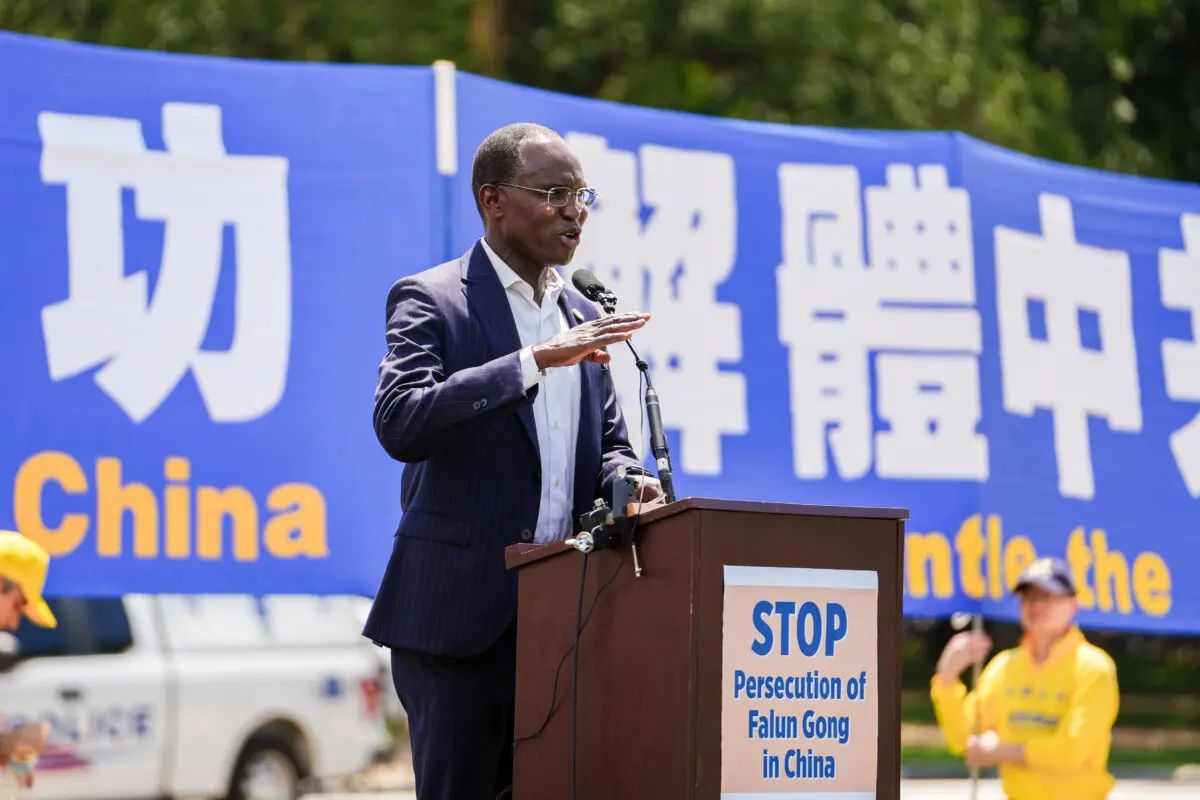 Mohamed Elsanousi, comisionado de la Comisión de Libertad Religiosa Internacional de Estados Unidos (USCIRF), habla durante una manifestación de Falun Gong en la que se pide el fin de los 26 años de persecución del Partido Comunista Chino contra Falun Gong en China, en el National Mall de Washington, el 17 de julio de 2025. (Madalina Kilroy/The Epoch Times)