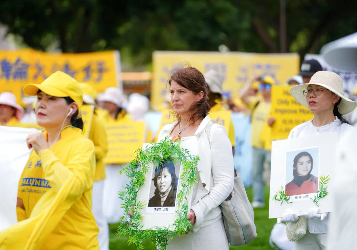 Practicantes de Falun Dafa se reúnen para una manifestación anual en la que piden el fin de la persecución del Partido Comunista Chino contra Falun Gong en China, en el National Mall de Washington, el 17 de julio de 2025. (Samira Bouaou/The Epoch Times)