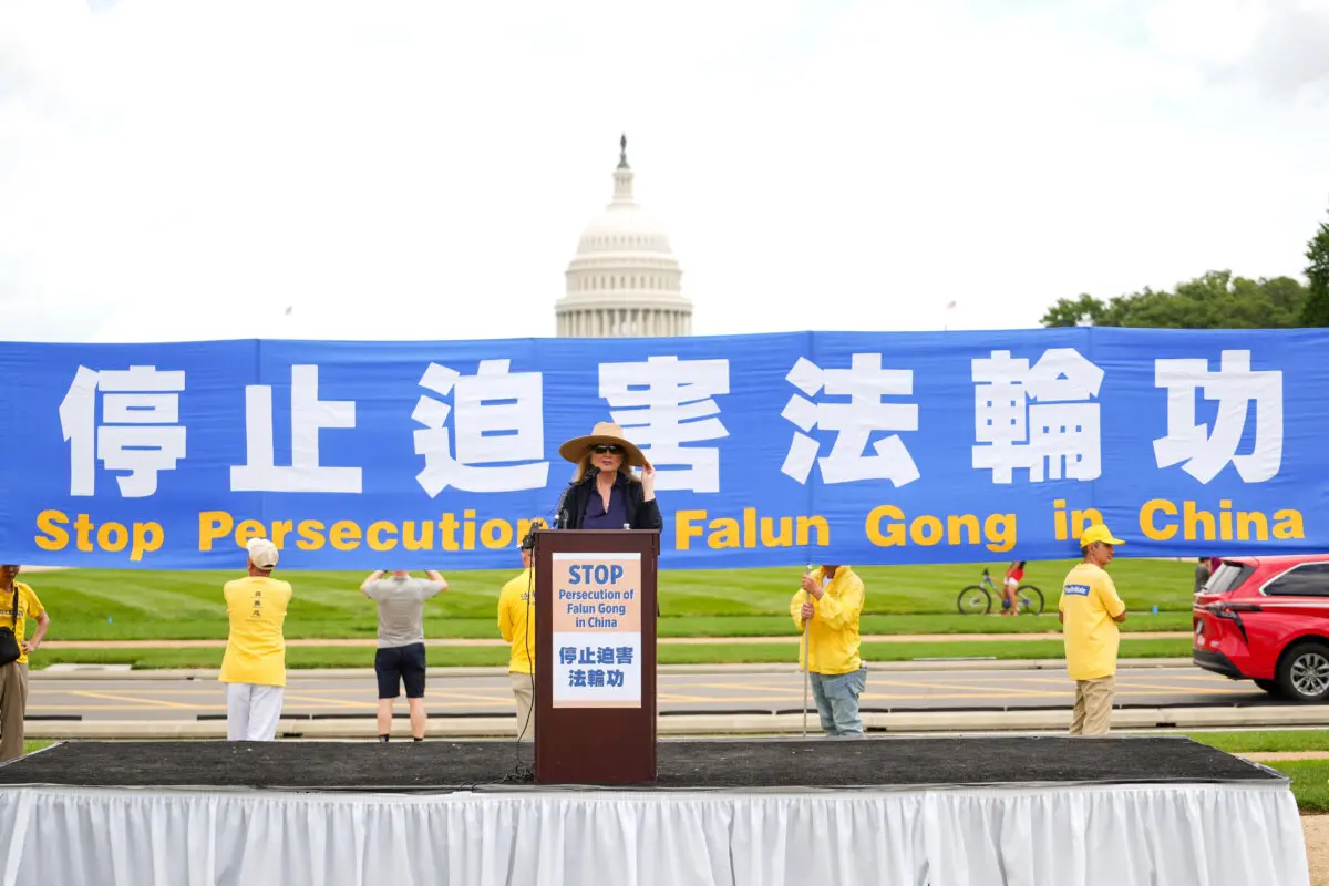 Nina Shea, directora del Centro para la Libertad Religiosa del Instituto Hudson, habla durante una manifestación de Falun Gong en la que se pide el fin de los 26 años de persecución del Partido Comunista Chino contra Falun Gong en China, en el National Mall de Washington, el 17 de julio de 2025. (Madalina Kilroy/The Epoch Times)