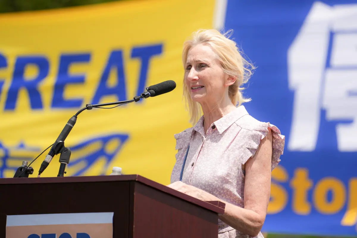Wendy Wright, presidenta de Christian Freedom International, habla durante una manifestación de Falun Dafa en la que se pide el fin de los 26 años de persecución del Partido Comunista Chino contra Falun Gong en China, en el National Mall de Washington, el 17 de julio de 2025. (Madalina Kilroy/The Epoch Times)