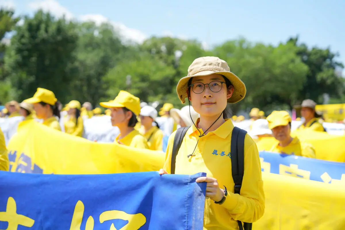 Teresa Zhang asiste a una manifestación anual para pedir el fin de la persecución del Falun Gong por parte del Partido Comunista Chino en China, en el National Mall de Washington, el 17 de julio de 2025. (Samira Bouaou/The Epoch Times)