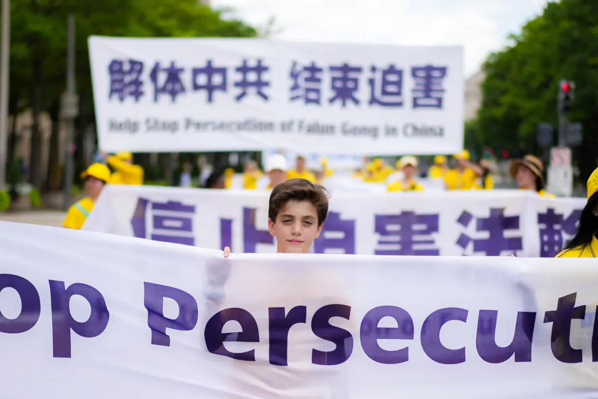 Practicantes de Falun Dafa participan en una marcha para pedir el fin de los 26 años de persecución del Falun Gong en China por parte del Partido Comunista Chino, en Washington, el 17 de julio de 2025. (Madalina Kilroy/The Epoch Times)