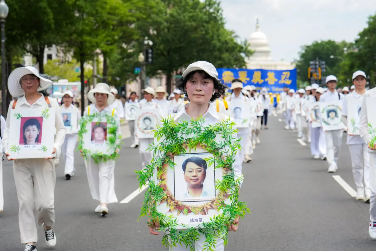 Practicantes de Falun Dafa participan en una marcha para pedir el fin de los 26 años de persecución del Falun Gong por parte del Partido Comunista Chino en China, en Washington, el 17 de julio de 2025. (Samira Bouaou/The Epoch Times)
