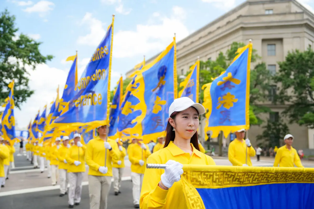 Practicantes de Falun Gong participan en una marcha para pedir el fin de los 26 años de persecución del Partido Comunista Chino contra Falun Gong en China, en Washington, el 17 de julio de 2025. (Samira Bouaou/The Epoch Times)