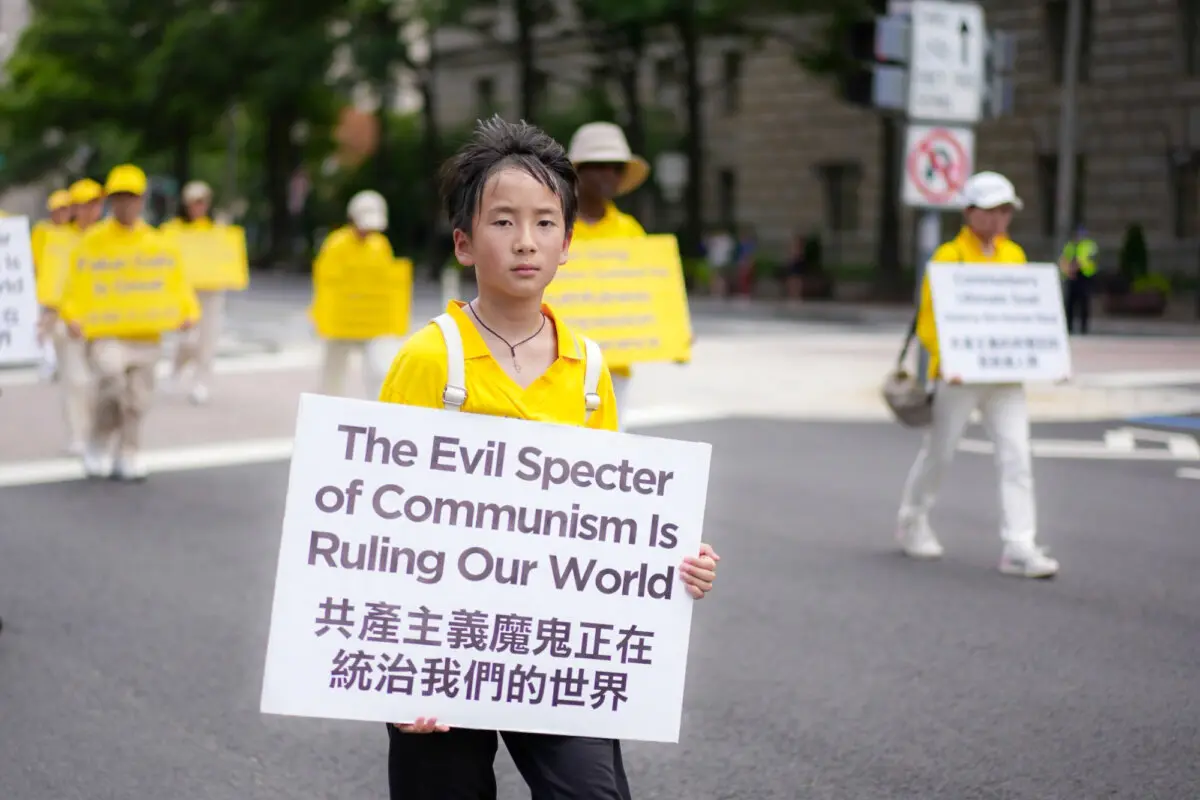 Practicantes de Falun Dafa participan en una marcha para pedir el fin de los 26 años de persecución del Partido Comunista Chino contra Falun Gong en China, en Washington, el 17 de julio de 2025. (Madalina Kilroy/The Epoch Times)
