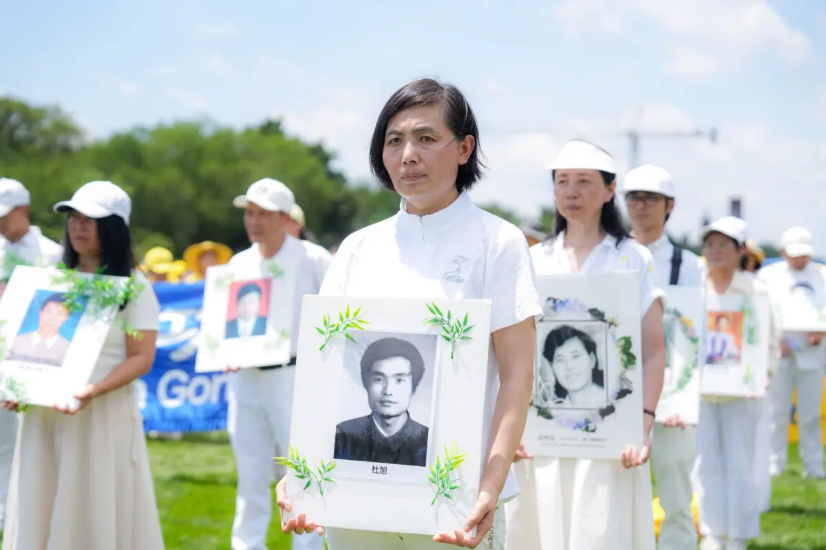 Practicantes de Falun Dafa se reúnen para una manifestación anual en la que piden el fin de la persecución del Falun Gong por parte del Partido Comunista Chino en China, en el National Mall de Washington, el 17 de julio de 2025. (Samira Bouaou/The Epoch Times)